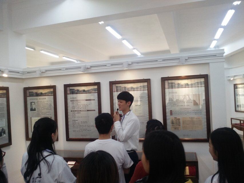 学生讲解员王鑫为人文学院党校同学做讲解.jpg