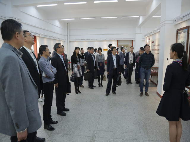 学生讲解员刘岳琦为国家教育行政学院第50期高校中青班学员做讲解.jpg