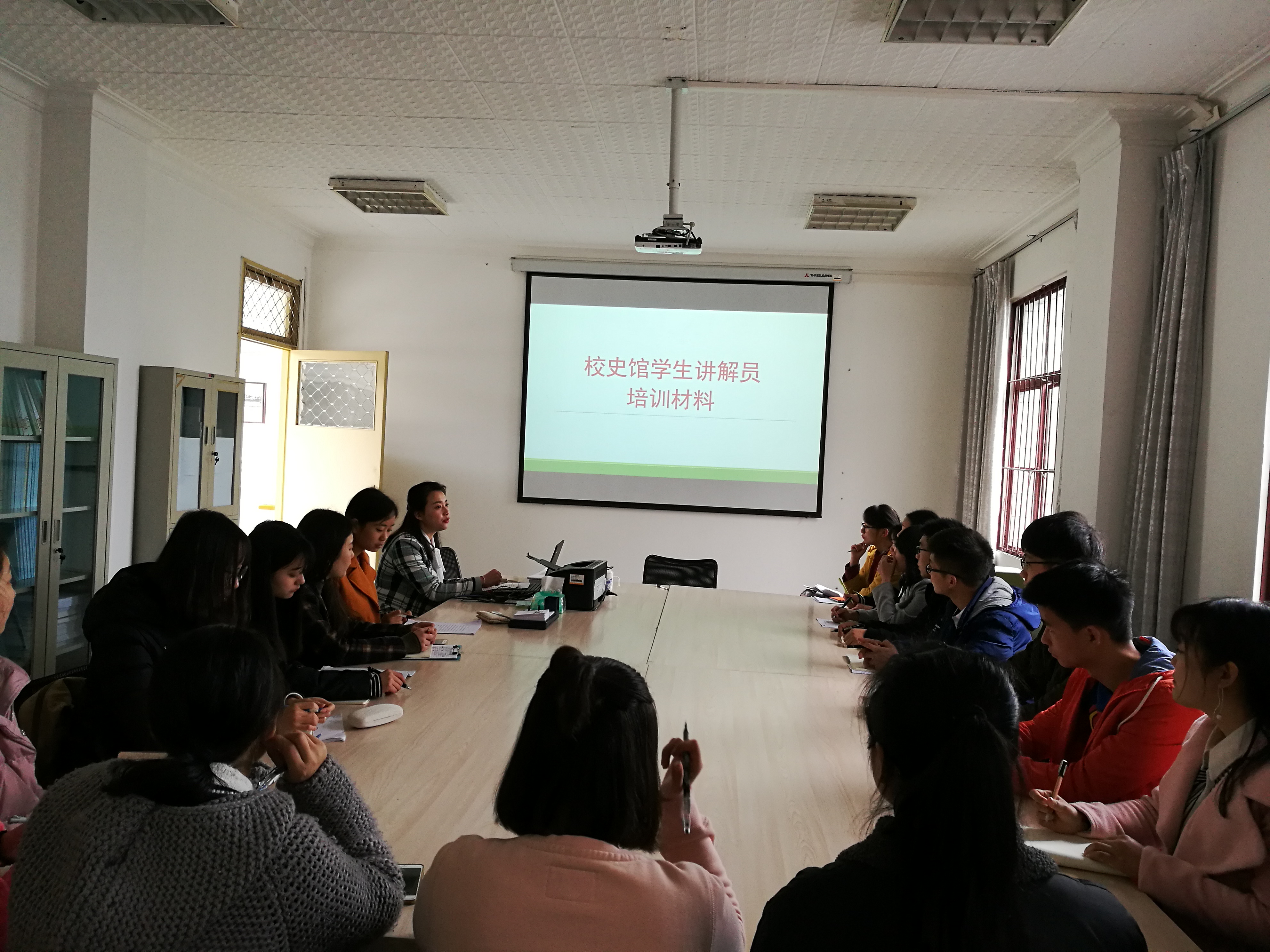校史馆特聘教师讲解员曾真老师对讲解团成员进行理论培训.jpg