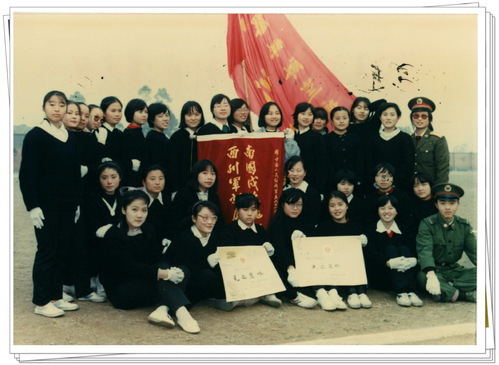 1989年军训后先进集体学生与教官合影
