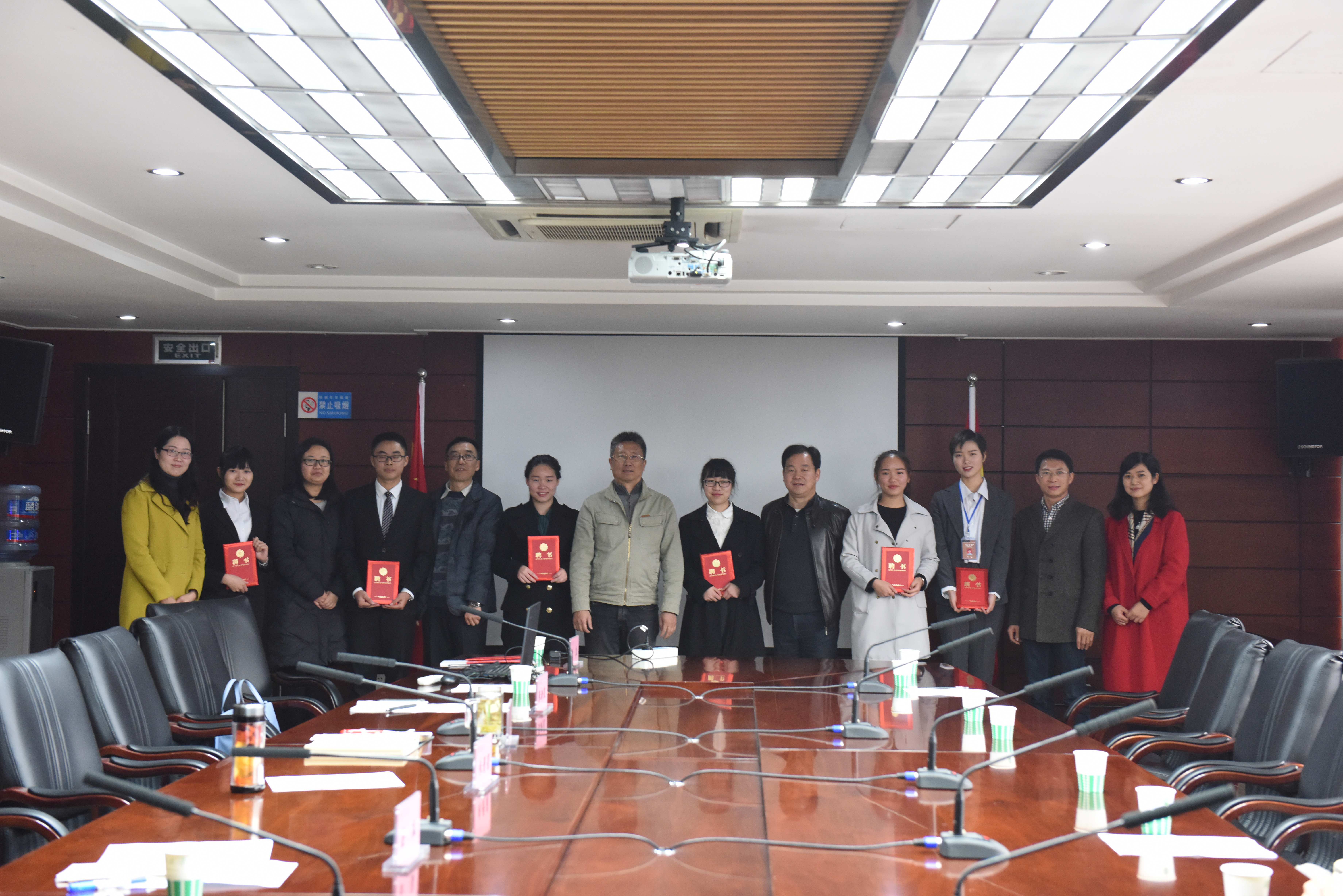 与会领导向学生讲解团成员颁发聘书.JPG