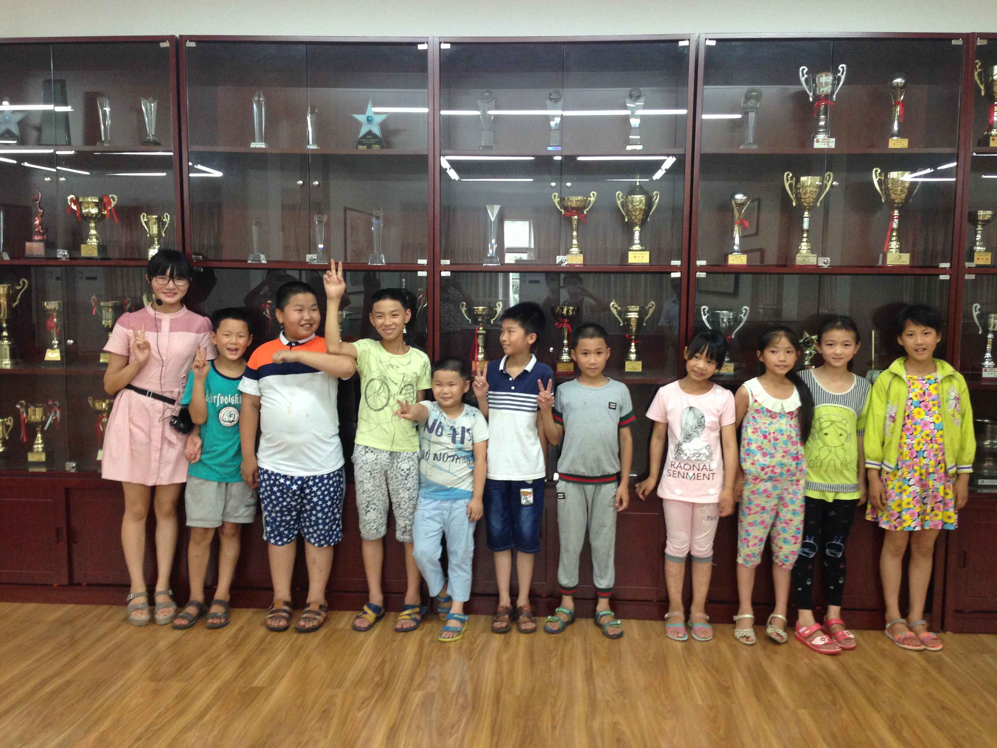 学生讲解员与杨家山村小学学生在荣誉馆合影留念.jpg