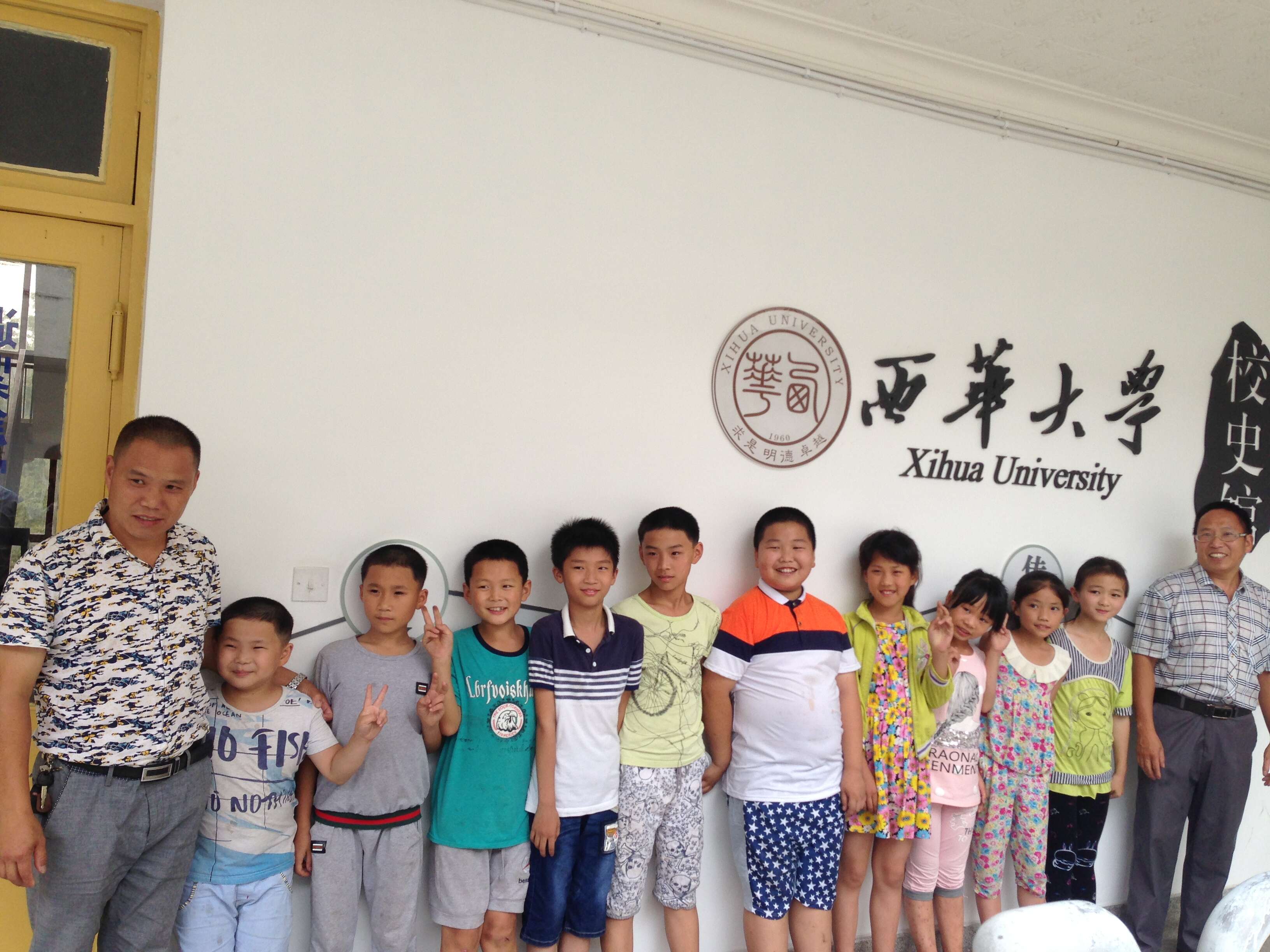 资阳杨家山村支书及村小学师生在校史馆合影留念.jpg