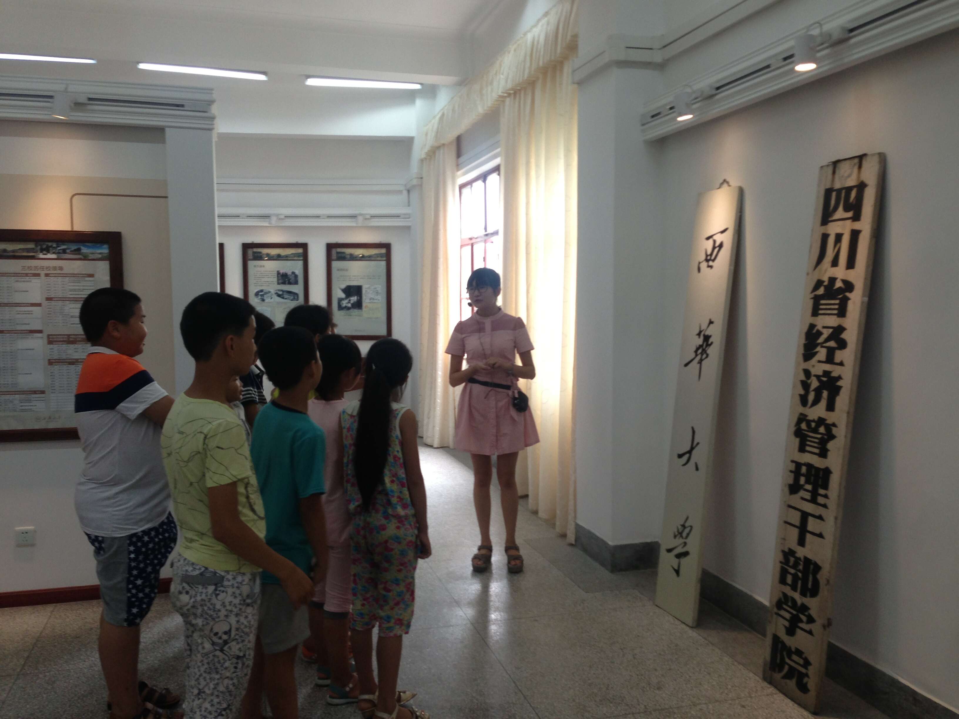 我校校史馆学生讲解员为杨家山村小学生讲解校史.jpg