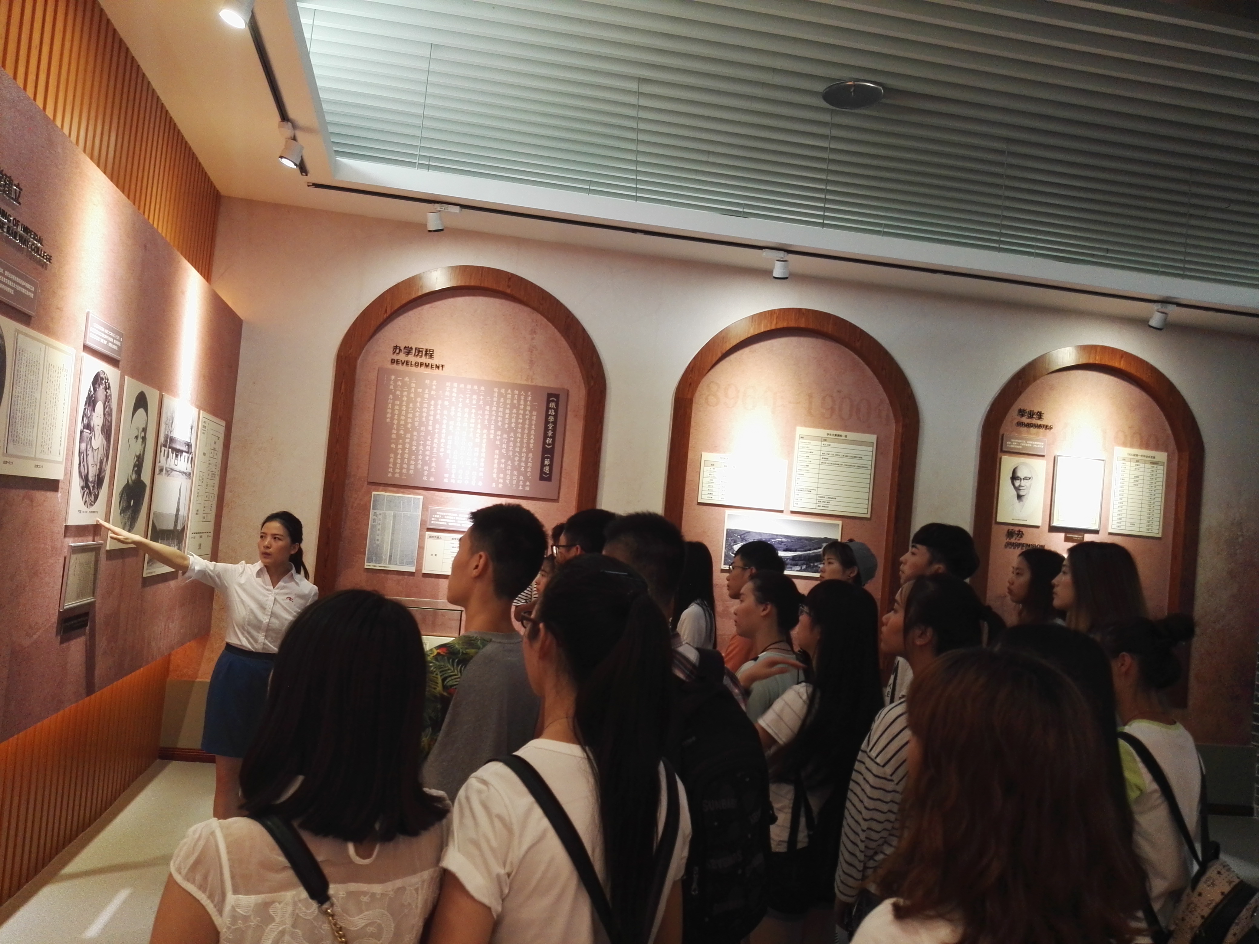 校史馆讲解员队观摩学习中.jpg