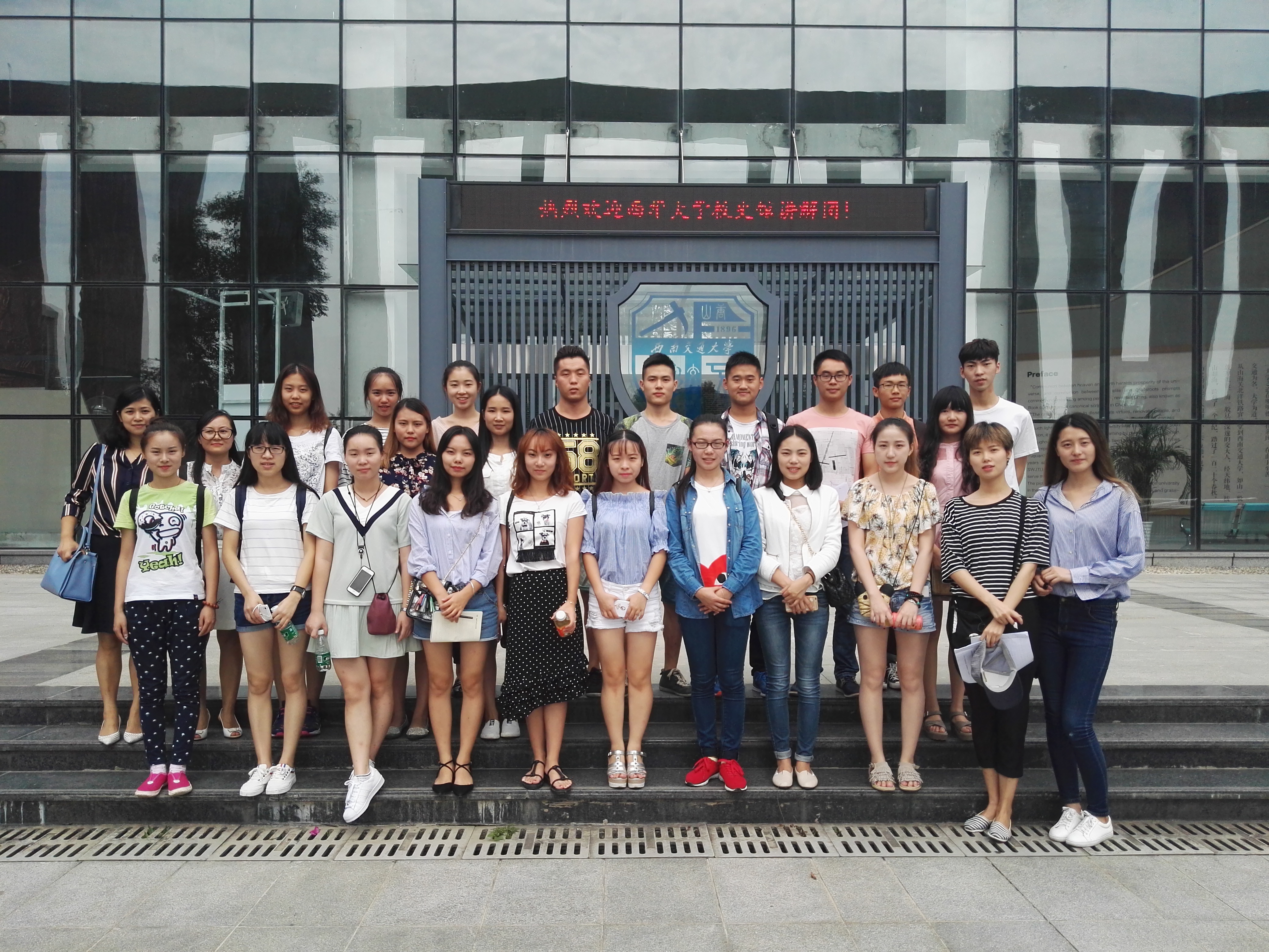 校史馆学生讲解队在西南交通大学校史馆前集体合影.jpg