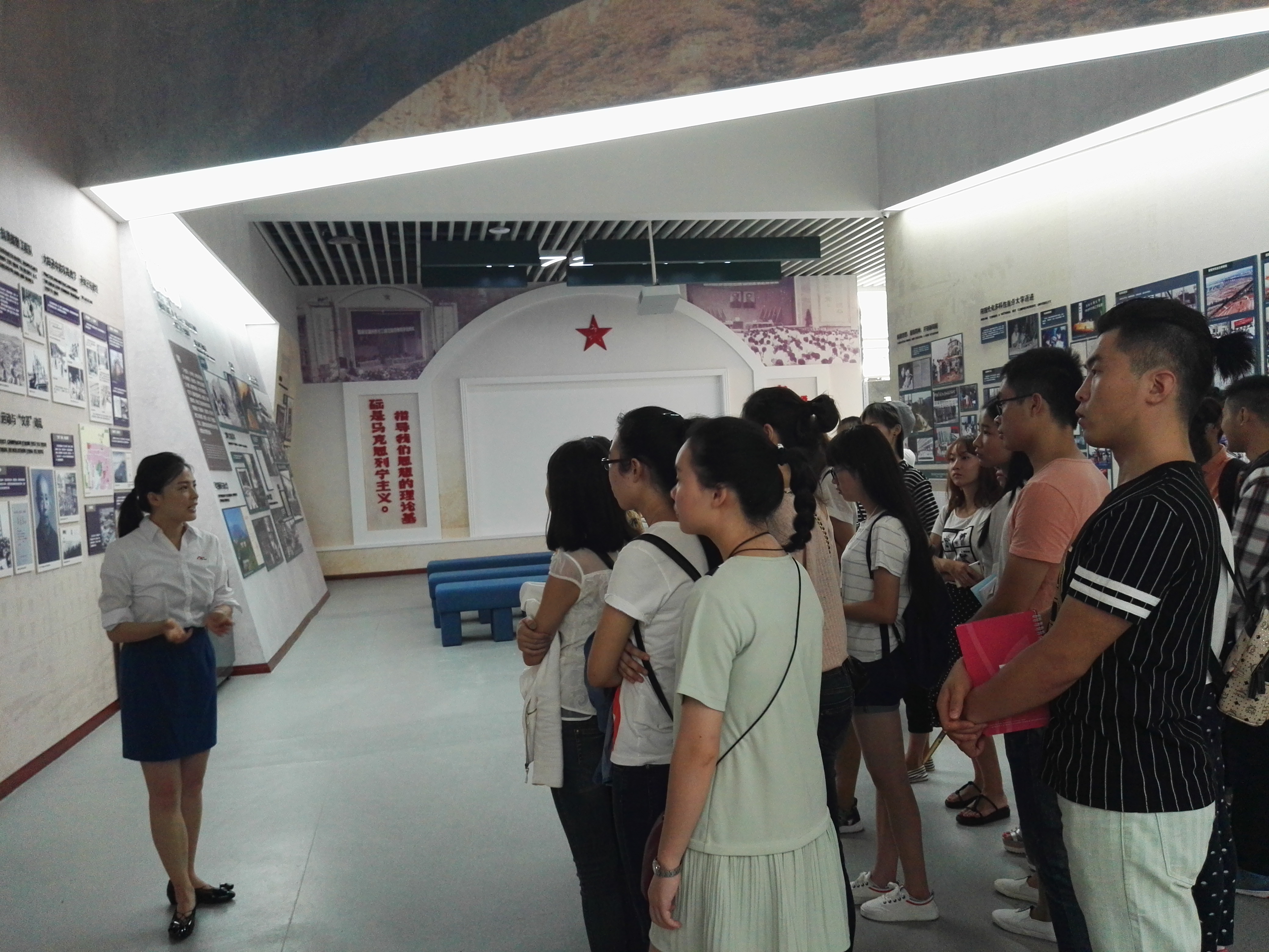 校史馆讲解员队认真聆听学习.jpg