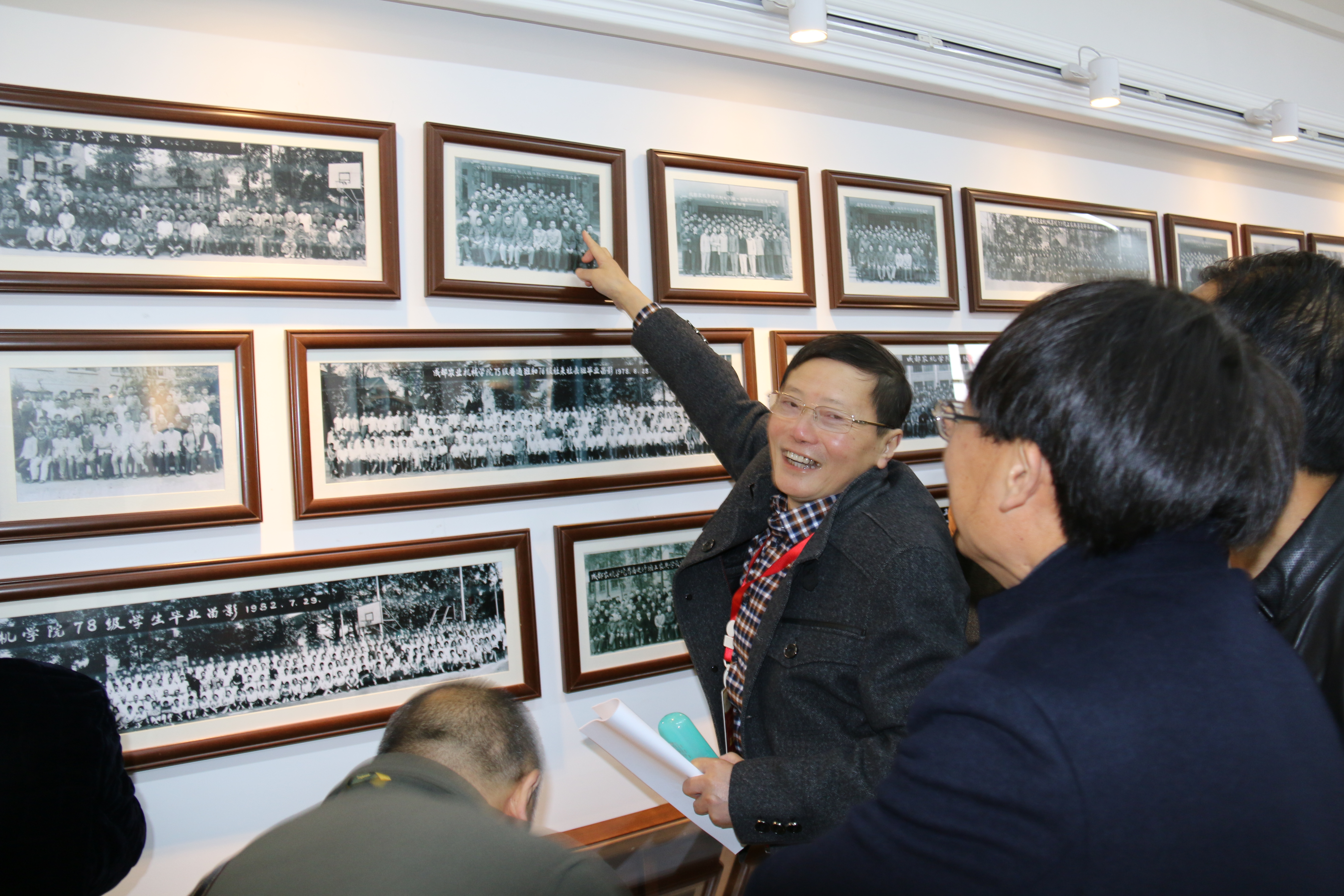 校友们分辨着自己曾经的师长.jpg