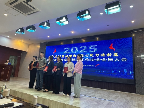我校陈玉兰老师上台领奖